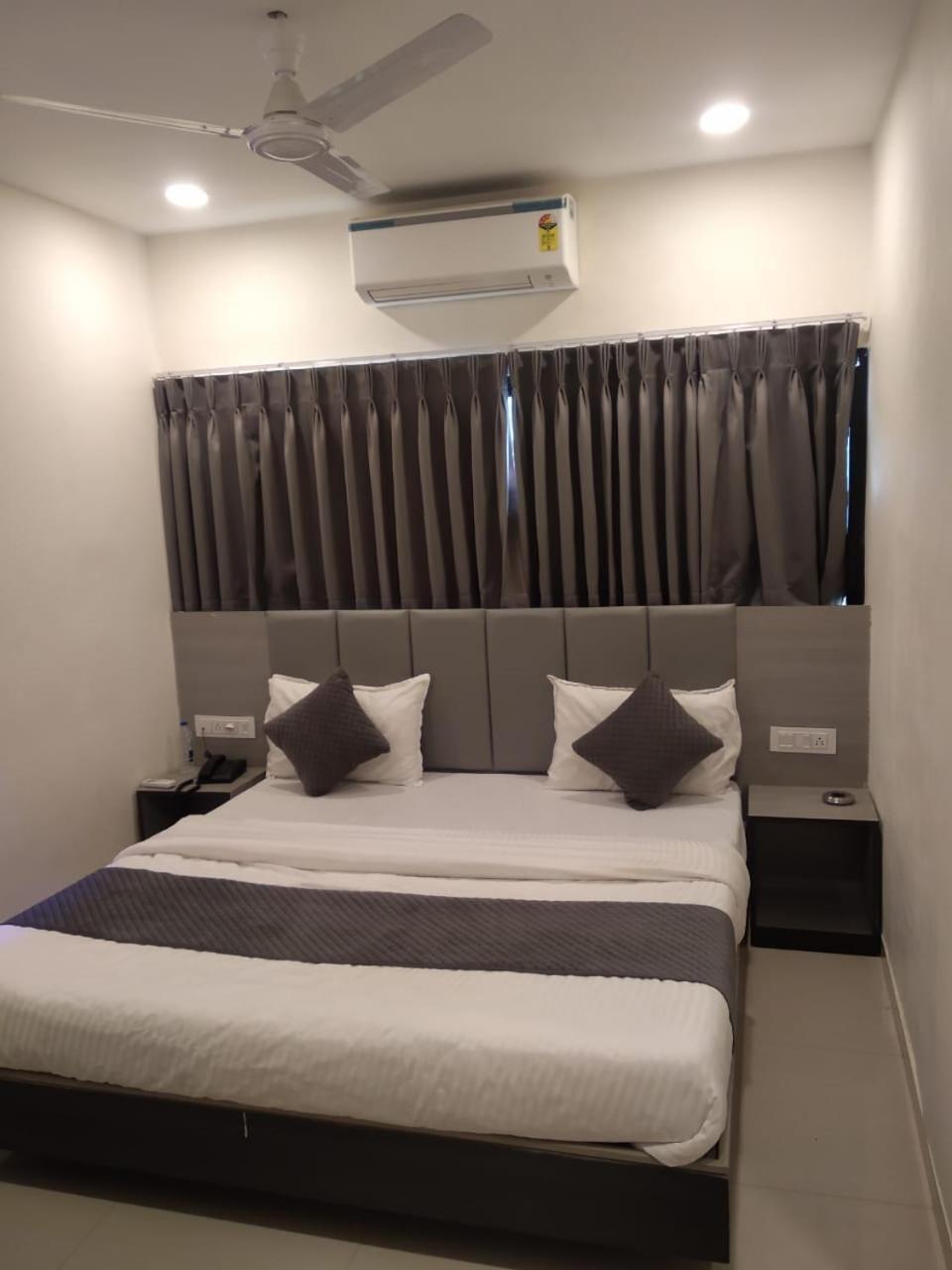 Hotel Selfie Inn Ahmedabad Exterior photo