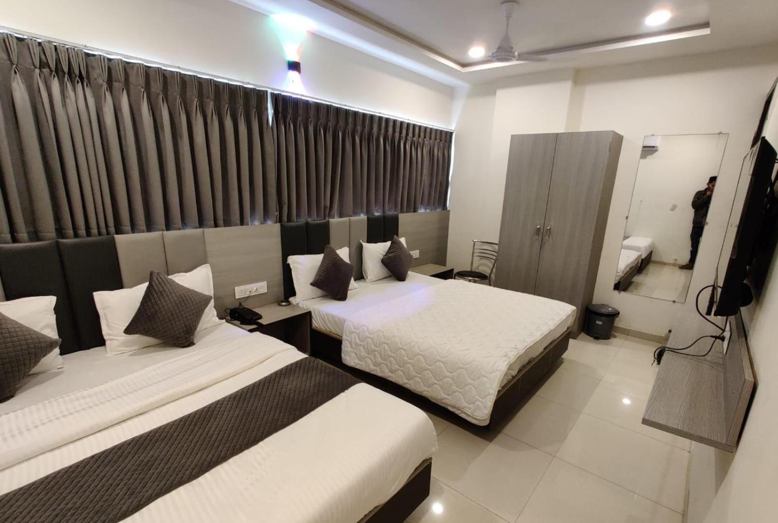 Hotel Selfie Inn Ahmedabad Exterior photo